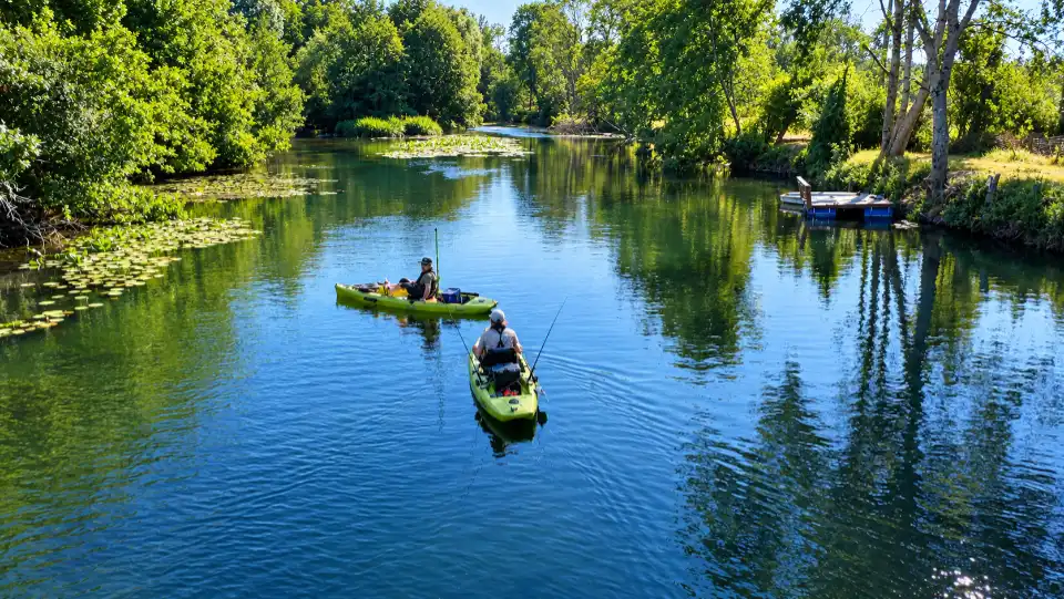 Deux kayaks vert sur une riviere